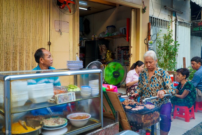 Cơm tấm không phổ biến vào buổi sáng như các món trên nhưng không thể không kể đến. Nhiều người quan niệm rằng, ăn sáng với cơm tấm sẽ là một "khởi đầu chắc bụng" và đầy đủ chất dinh dưỡng.