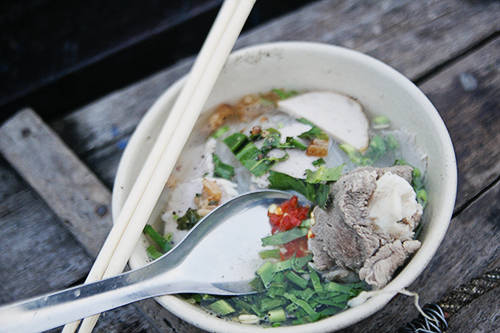 Tô hủ tiếu trao tay bắt mắt với những nguyên liệu bên trong tại chợ nổi Cái Răng