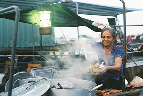 Người dân chuẩn bị nguyên liệu cho các món ăn tại chợ nổi Cái Răng