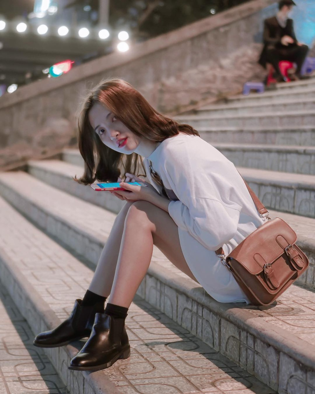 Tuy nhiên, khu chợ vẫn hút khách tới thành phố mờ sương vì đây giống như một biểu tượng của Đà Lạt. Bạn có thể tìm tới góc Hong Kong ngay sát bên khu chợ để có những bức hình sống ảo chuẩn Đà Lạt. Một số bãi giữ xe quanh khu chợ nhận khá nhiều phản hồi tiêu cực về cách hành xử nên du khách cũng cần lưu ý. Khu chợ rất đông, dễ xảy ra tình trạng trộm cắp, móc túi. Ảnh: Litivivu, 97hin.