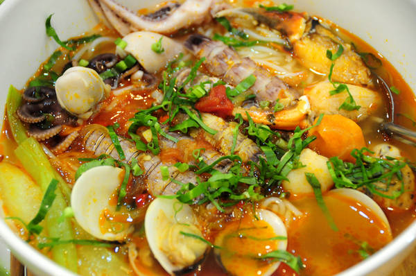 Bề bề là tên gọi khác của tôm tít, loại hải sản giàu chất dinh dưỡng, ngoài hấp bia, hấp nước dừa, rang muối, nướng phô mai, bề bề còn được dùng làm nguyên liệu chính để nấu bún.