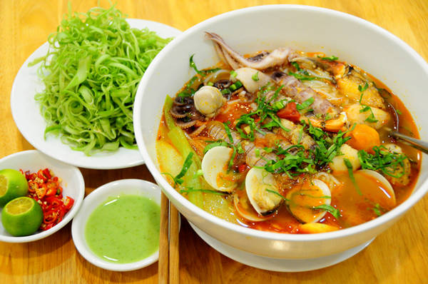 Bún bề bề Sài Gòn ăn kèm rau muống bào và chén muốn tiêu chanh. Tô bún chất lượng có giá từ 40.000 đồng đến 60.000 đồng. Không chỉ có bề bề, nhiều quán còn có cả thịt cua và càng cua. Thực khách có thể tìm ăn tại các quán trên đường Hoa Lan (Phú Nhuận) hoặc Nguyễn Thị Thập (quận 7).