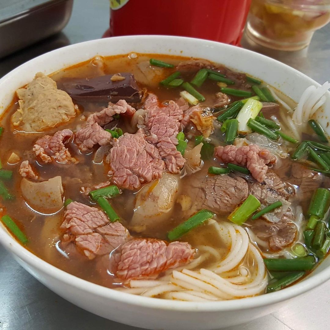 Sợi bún to kết hợp cùng rau sống thanh mát Bún bò Huế hấp dẫn tại Sài Gòn