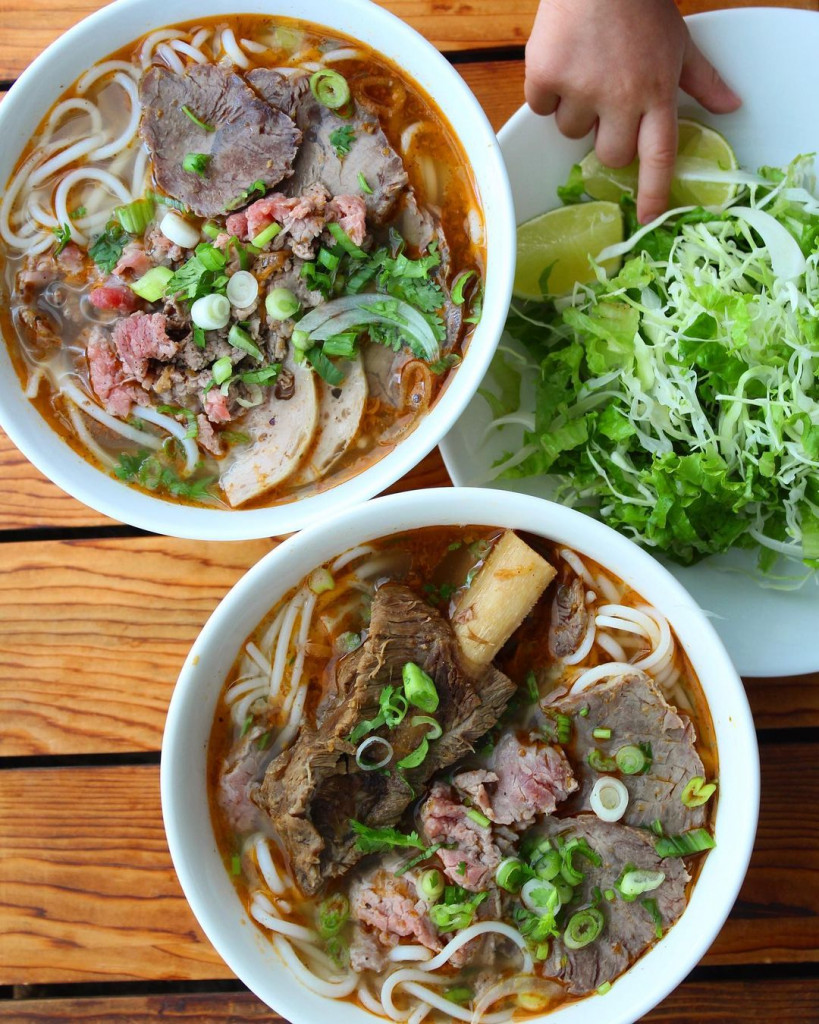 Thịt bò và thịt heo trong tô bún bò Huế