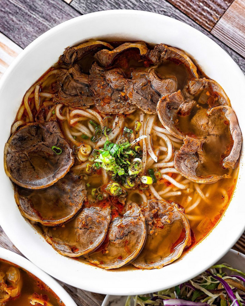 Tô bún bò Huế bày trí đẹp mắt
