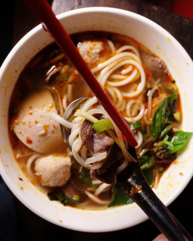 Chi tiết tô bún bò Huế với các nguyên liệu