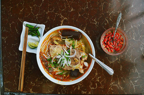 Tô bún bò Huế Đà Lạt nghi ngút khói thơm phức khi vừa bưng ra, đánh thức mọi giác quan của thực khách.