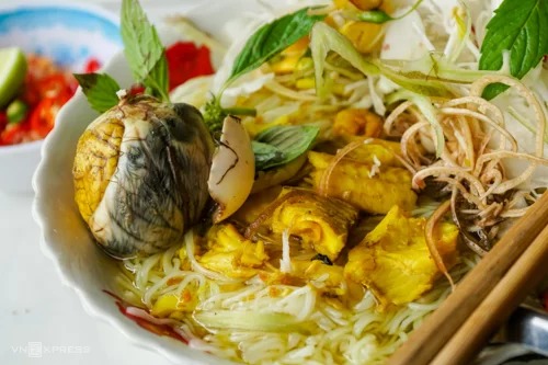 Bún cá Búng Bình Thiên ăn kèm hột vịt lộn có giá từ 20.000 đồng