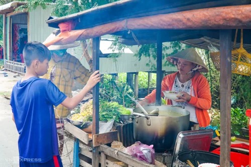Xe bún cá Búng Bình Thiên của chị Huyền
