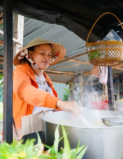 Chị Bích Huyền gắn bó với nghề bán bún cá đã được 28 năm. Ảnh: Di Vỹ.