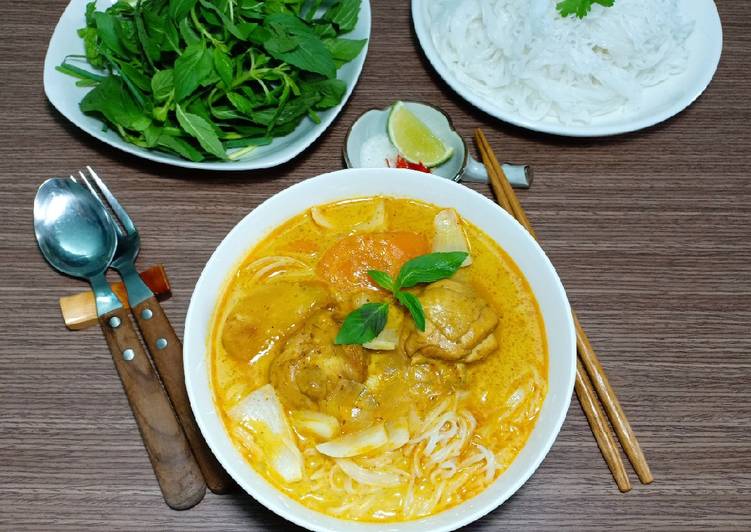 Bún cà ri gà thơm ngon ăn kèm rau thơm