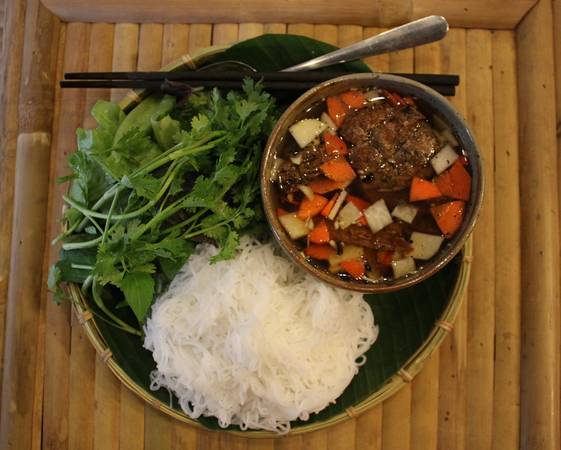 Bún chả Hà Nội nướng than hoa thơm phức