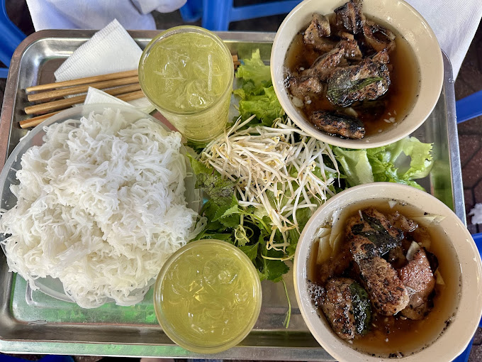 Thịt được nướng khi khách gọi tại bún chả Hà Nội