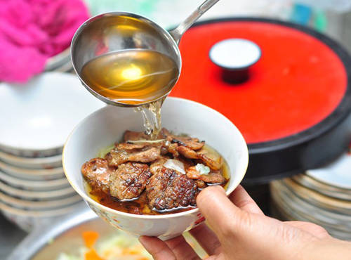 Phố nào có hàng bún chả nóng, mỗi lần quạt chả là mùi thơm nức bay dọc theo cả dãy phố. Ảnh: Hoàng Nhi