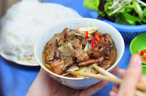 Du khách nào đến Hà Nội, bao giờ cũng phải thử bún chả nóng đầy hấp dẫn này một lần. Ảnh: Hoàng Nhi