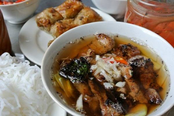 Món bún chả Hà Nội truyền thống cực hấp dẫn Thưởng thức bún chả thơm ngon khi du lịch Hà Nội