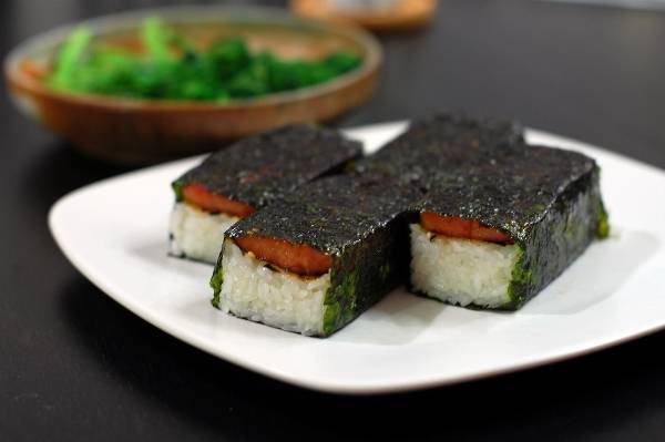 Spam Musubi cơm nắm lừng danh Hawaii