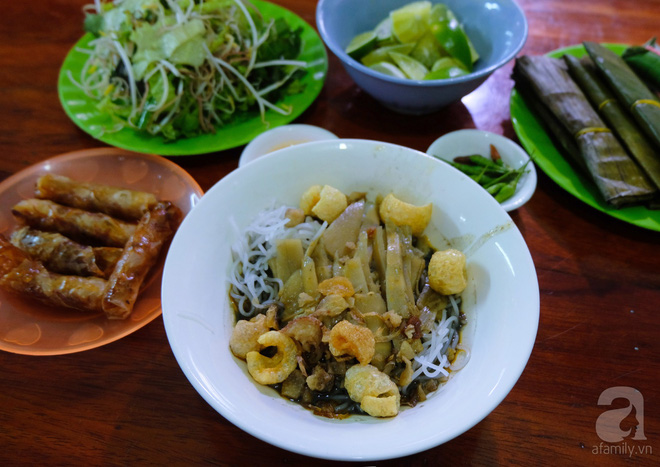 bun-cua-thoi-mon-dac-san-day-thu-thach-cua-pho-nui-pleiku-thach-ban-nem-thu-ma-khong-bit-mui-ivivu-1
