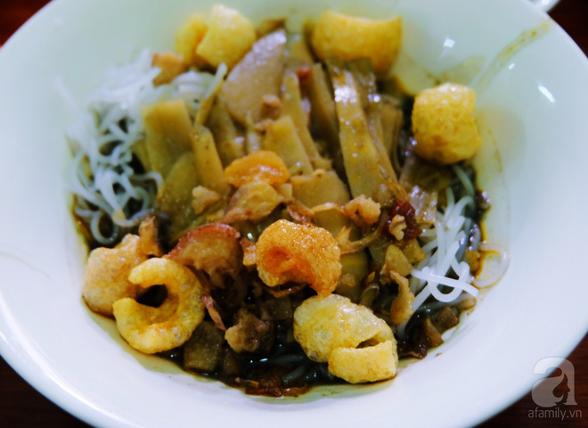 Tô bún cua thối chỉ gồm bún, măng, ít mỡ hành và da heo khô.