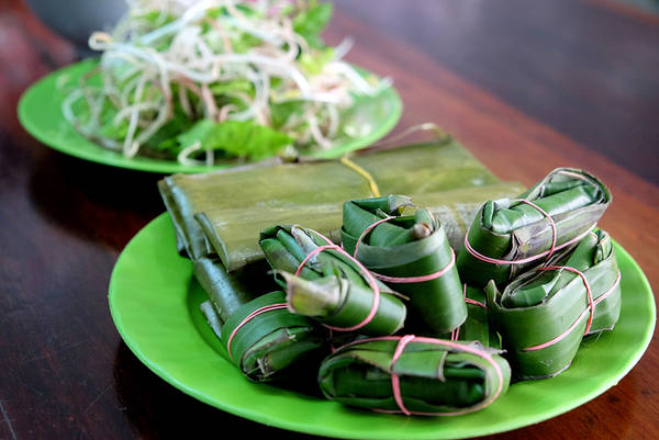 Bún mắm cua còn được ăn kèm chả và nem.