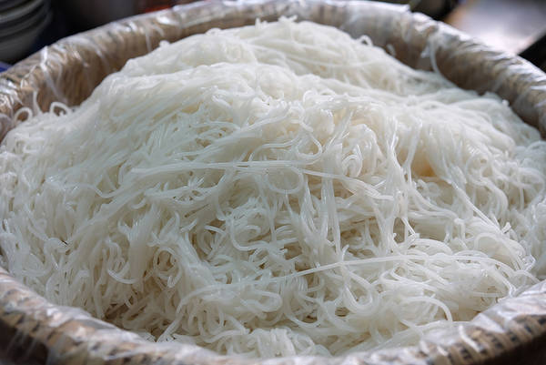 Bún làm từ gạo là nguyên liệu chính ăn cùng với nước lèo cua. Nước lèo cua tuy có mùi khó chịu nhưng lại đậm đà khó quên bởi vị ngọt từ cua đồng, thêm vào đó là vô số gia vị.