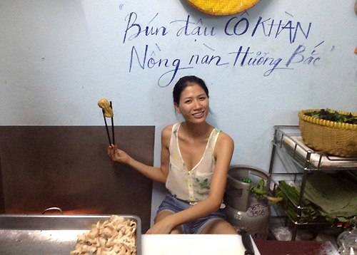 Nhiều người ghé quán thỉnh thoảng bắt gặp Trang Trần đáng yêu đứng chiên đậu khuôn hay chả cốm.