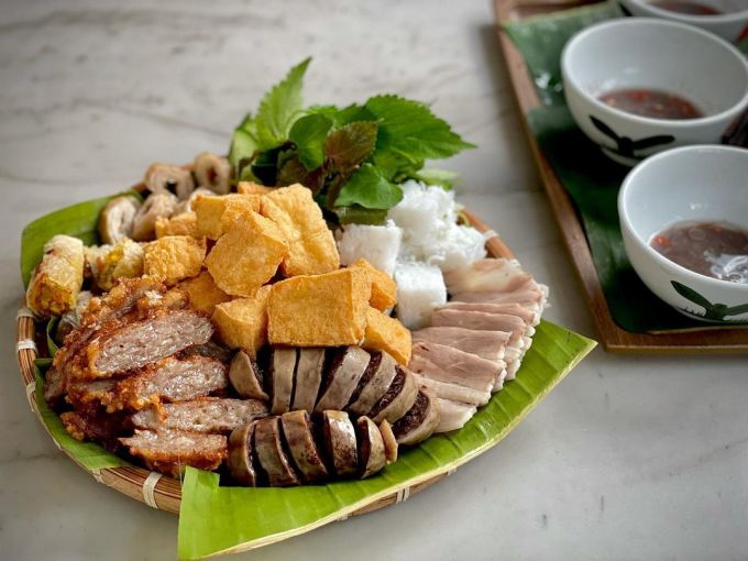 Món bún đậu mắm tôm New York được bày trên mẹt tại MẮM NYC