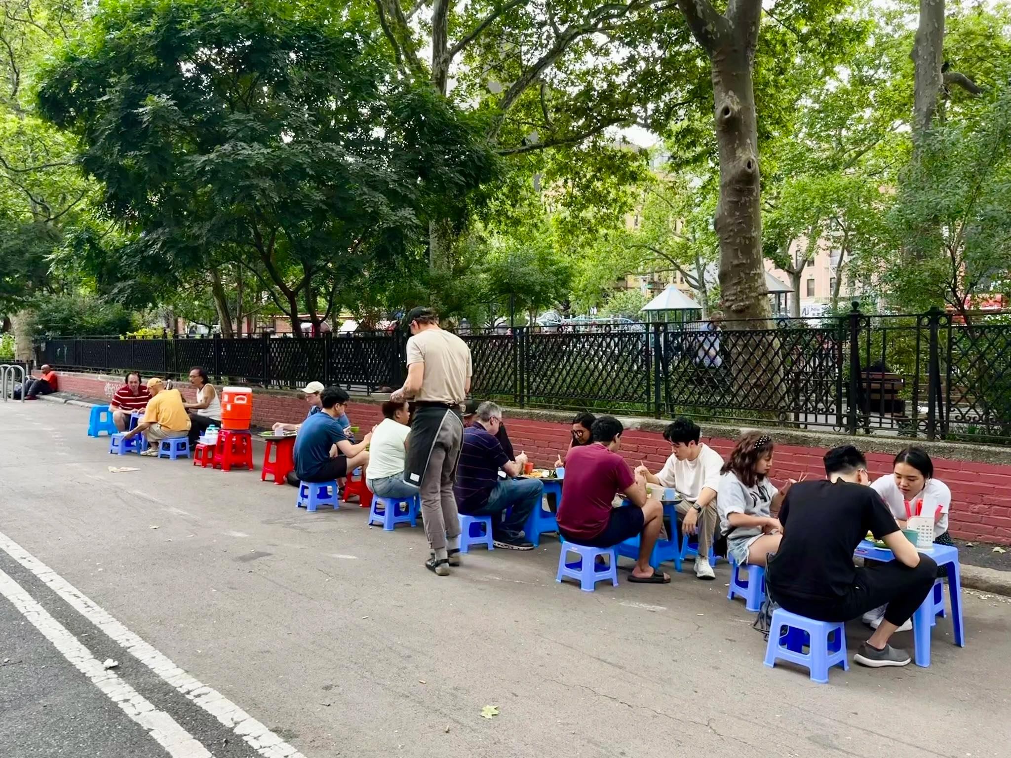 Khách thưởng thức bún đậu mắm tôm New York ngồi vỉa hè tại MẮM NYC