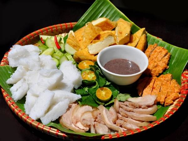 Thực khách yêu thích bún đậu mắm tôm Sài Gòn