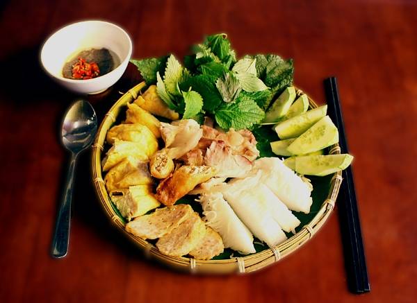 Bún đậu mắm tôm Sài Gòn thu hút mọi tầng lớp