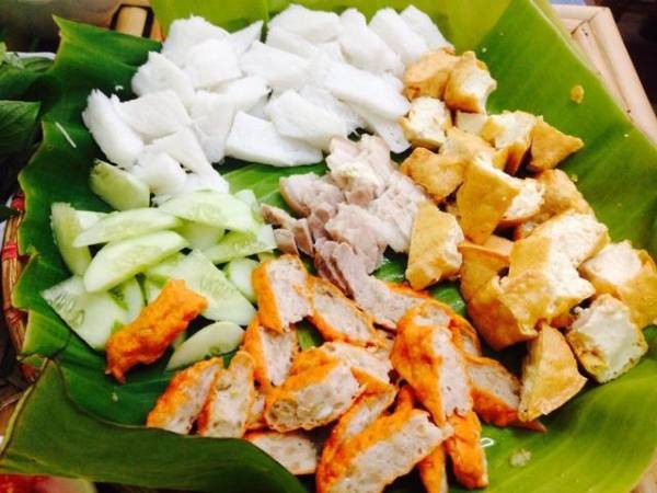 Không gian quán bún đậu Kim Liên