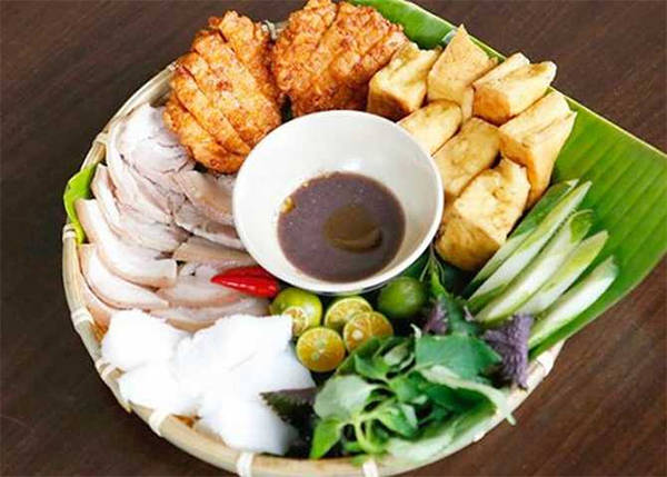 Bún đậu vị mát, thanh, nhẹ bụng nên thích hợp với nhiều đối tượng.