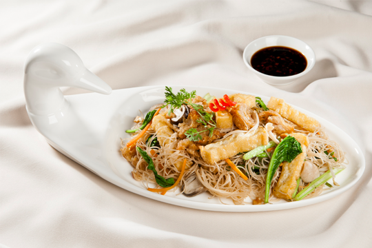 Món bún xào rau củ trình bày đẹp mắt