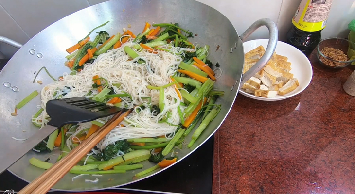 Bún xào rau củ xào nhanh trên chảo