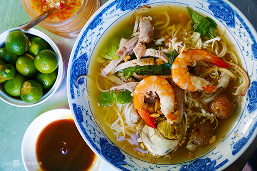 Bún gỏi dà được làm từ nhiều nguyên liệu, trong đó có thịt quay