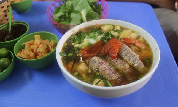 Tô bún hải sản đầy đủ giá 40.000 đồng ở chợ Châu Long - món ăn Hà Nội được nhiều thực khách yêu thích