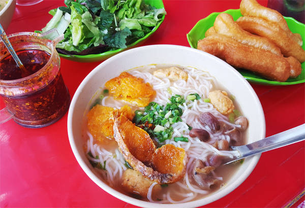 bun-long-ca-cay-nghe-ten-da-muon-thu-tren-pho-quang-trung-ivivu-1