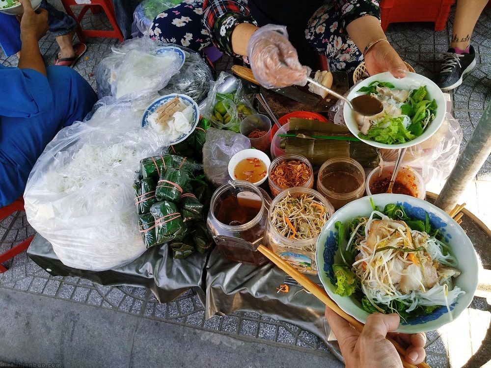 Những gánh bún mắm nêm Huế truyền thống
