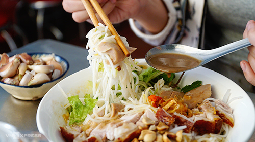 Thưởng thức tô bún mắm nêm Huế đầy đặn