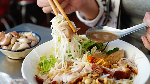 Tô bún mắm nêm Đà Nẵng đầy đủ vị cay mặn thơm nồng