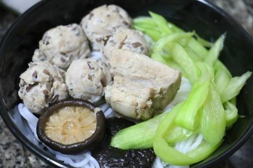 Bún mọc dọc mùng với mọc, dọc mùng và sườn là thành phần món ăn truyền thống