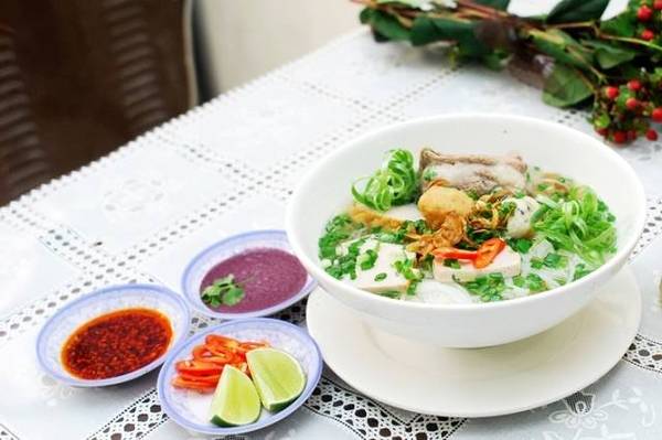 Từng tô bún mọc được chế biến từ những nguyên liệu tươi ngon, nước lèo được ninh kỹ từ xương.