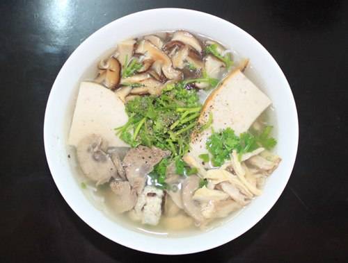 Tô bún nấm gà hấp dẫn tại quán 2Ti