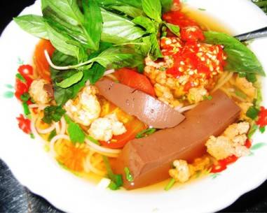 Tô bún riêu hấp dẫn từ màu nước lèo đến miếng tiết, cà chua hay tảng thịt cua