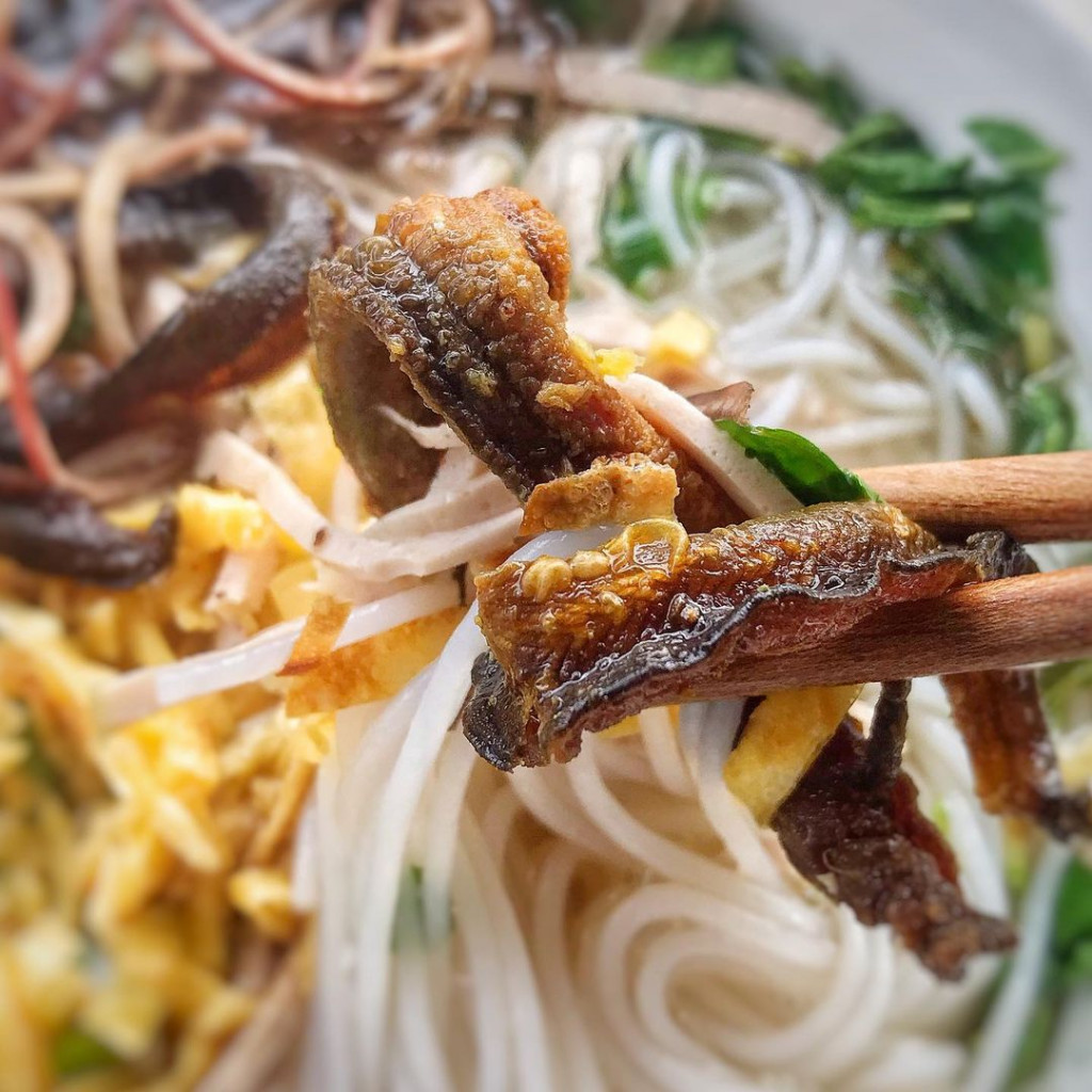 Lươn tươi được sơ chế kỹ lưỡng cho bún thang lươn Phố Hiến