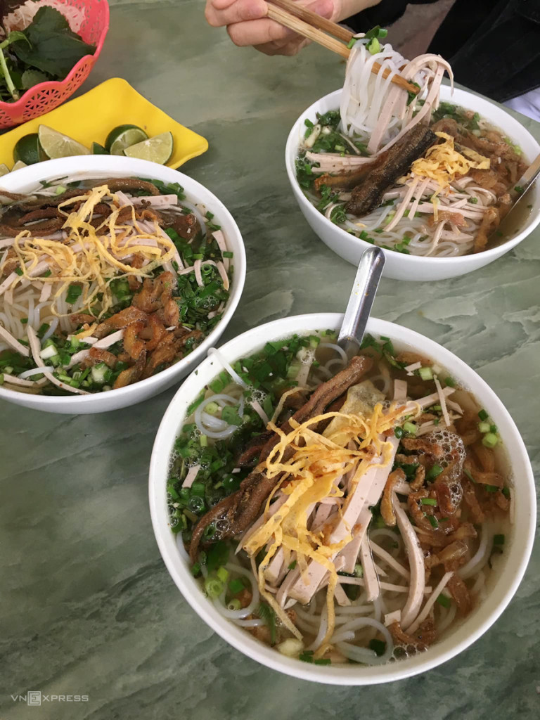 Thịt ba chỉ chiên vàng trong bún thang lươn Phố Hiến