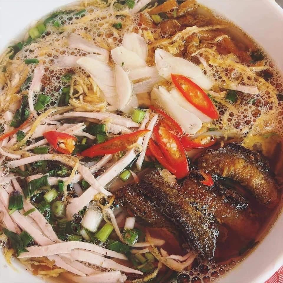 Thịt ba chỉ ướp nghệ chiên vàng cho bún thang lươn Phố Hiến