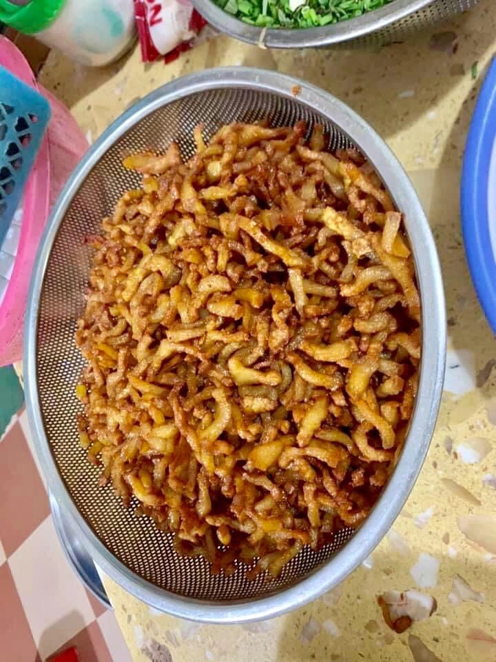 Thịt ba chỉ ướp tiêu, nghệ, chiên vàng. Ảnh: Hưng Yên la cà.