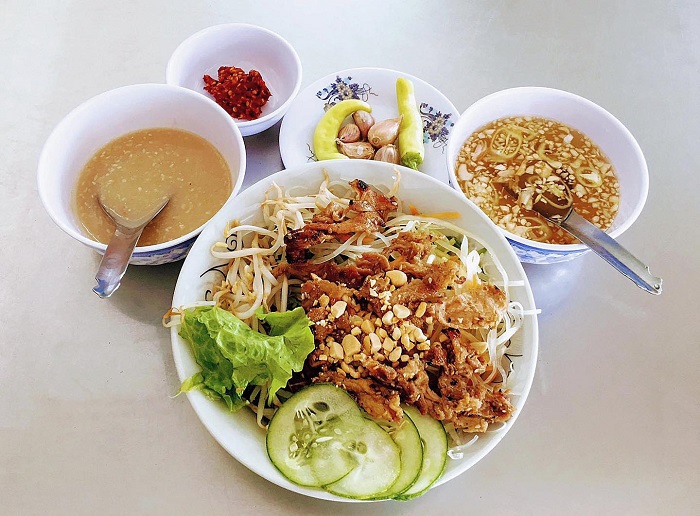 Bún thịt nướng Huế trộn rau sống