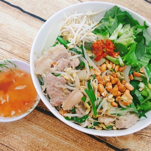 Sơ chế nguyên liệu cho bún thịt xào Sơ chế nguyên liệu chuẩn bị cho món bún thịt xào